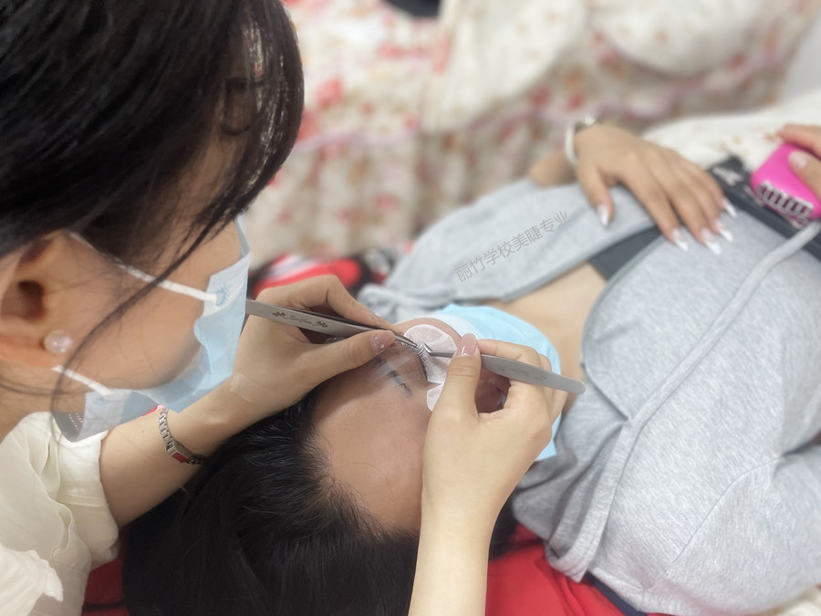 南寧美睫：不同經(jīng)驗的美睫師如何選擇膠水？