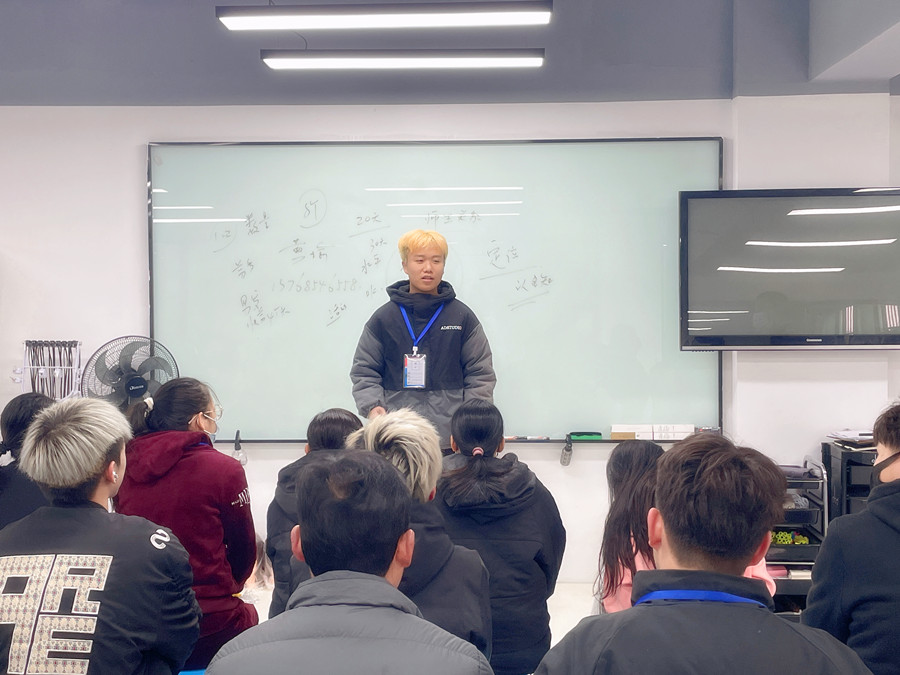 同學(xué)，歡迎來(lái)到廣西美發(fā)教育學(xué)校