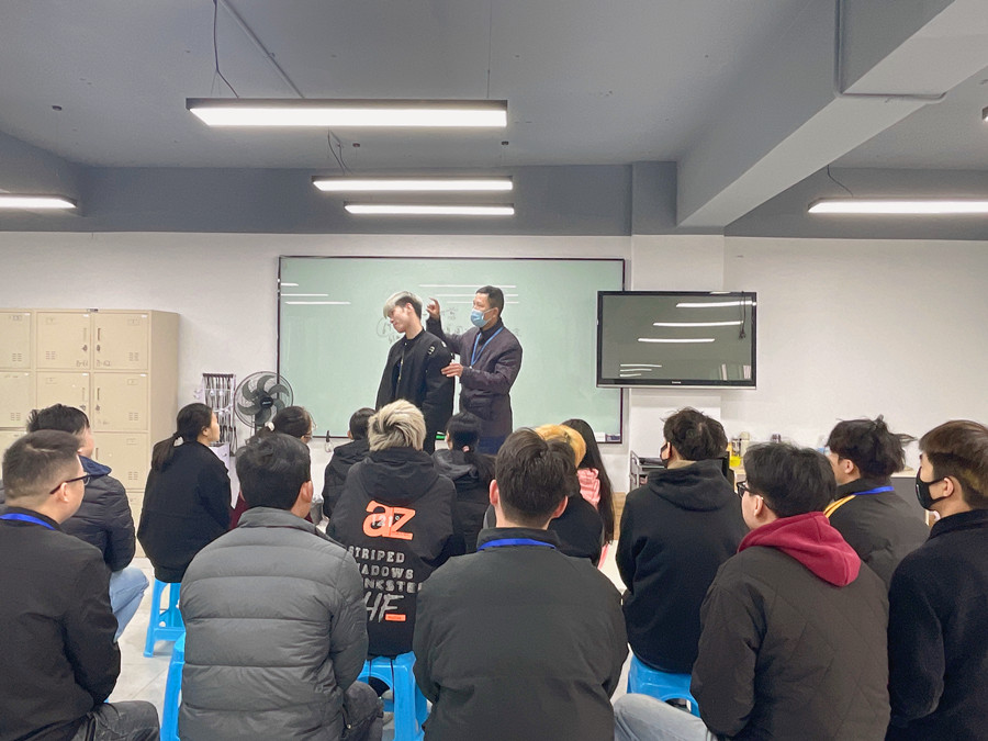 起發(fā)腳是什么？南寧學理發(fā)剪發(fā)培訓