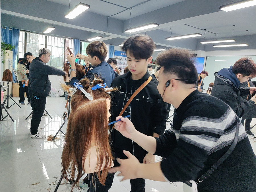 南寧剪女發(fā)哪里時尚？南寧哪里可以學剪女？