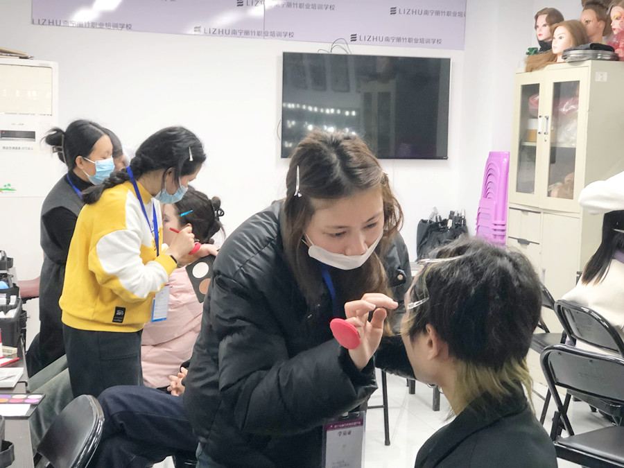 廣西化妝基礎(chǔ)短期：零基礎(chǔ)學(xué)化妝入門(mén)學(xué)什么？