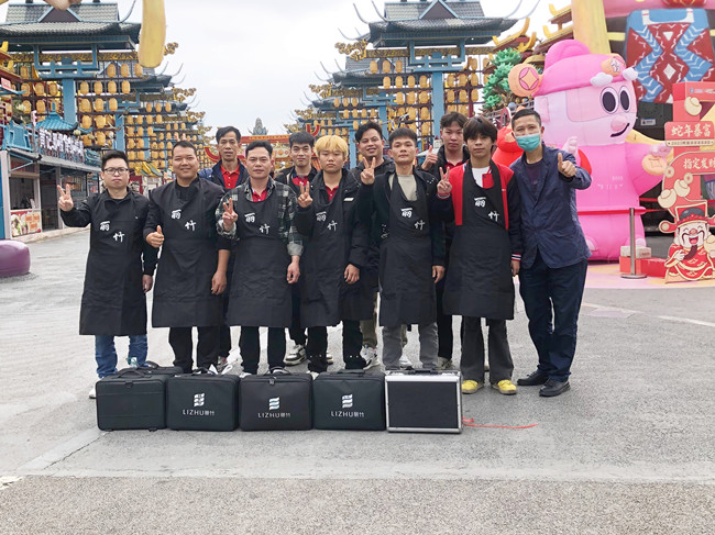 廣西美發(fā)職業(yè)學(xué)?！岸露挲堫^”義剪活動(dòng)