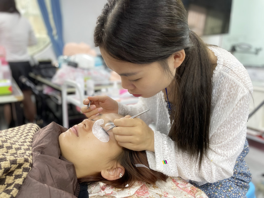 南寧美睫培訓一對一：接完美睫的后續(xù)工作