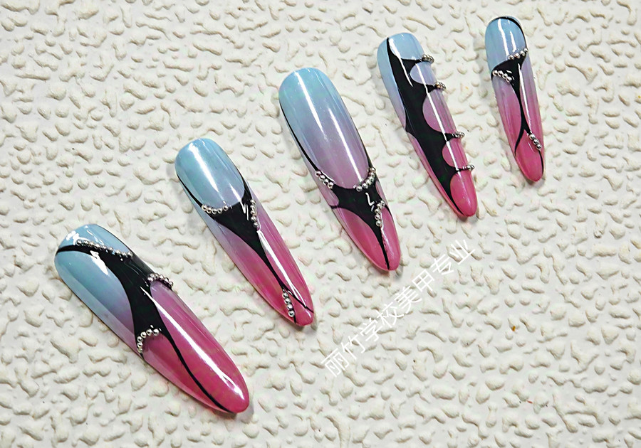  漸變線條美甲，廣西美甲學(xué)院實(shí)訓(xùn)作品