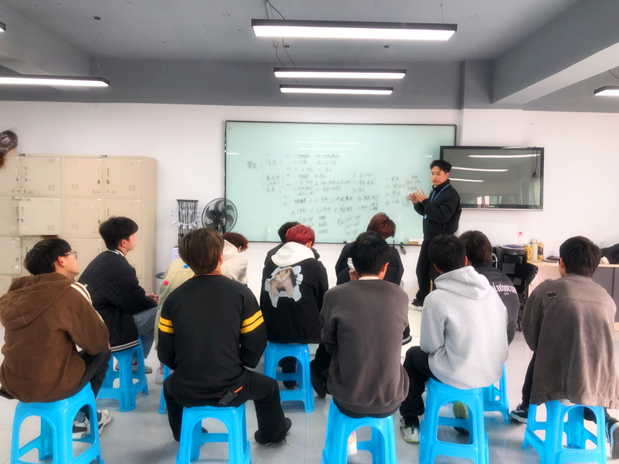 廣西燙發(fā)專(zhuān)業(yè)教案：如何正確蓋白發(fā)？