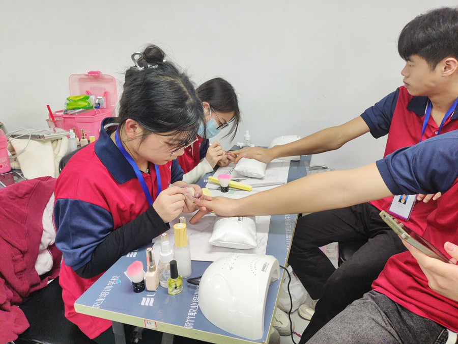 南寧學(xué)美甲的年齡限制？南寧學(xué)美甲去哪里？