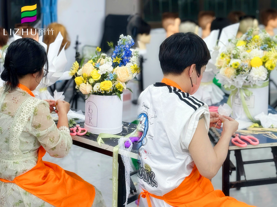 廣西插花藝術(shù)：玫瑰花抱抱桶花束教程