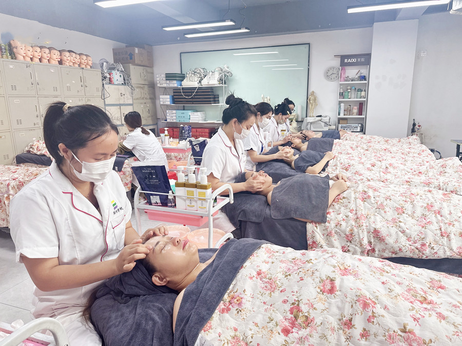 如何使用面霜進(jìn)行面部按摩？南寧教面部按摩