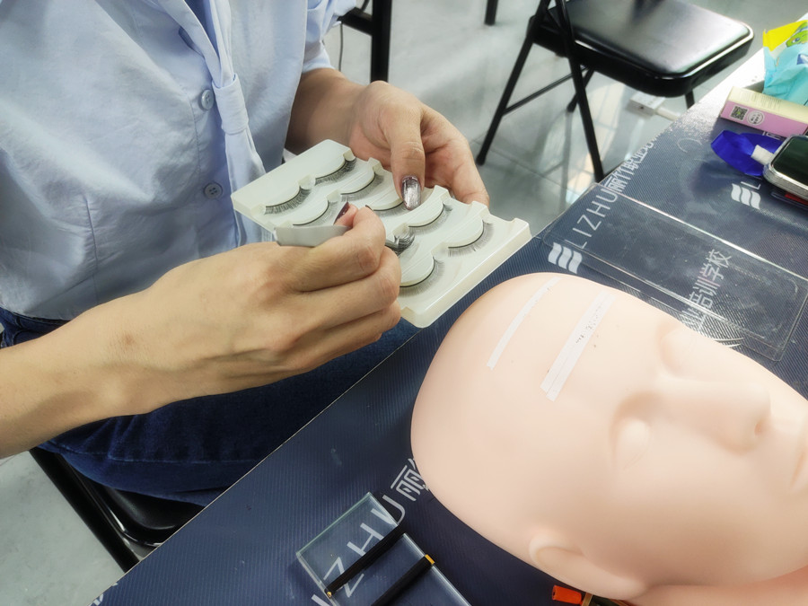 美睫單根嫁接教程，南寧美睫專業(yè)培訓(xùn)