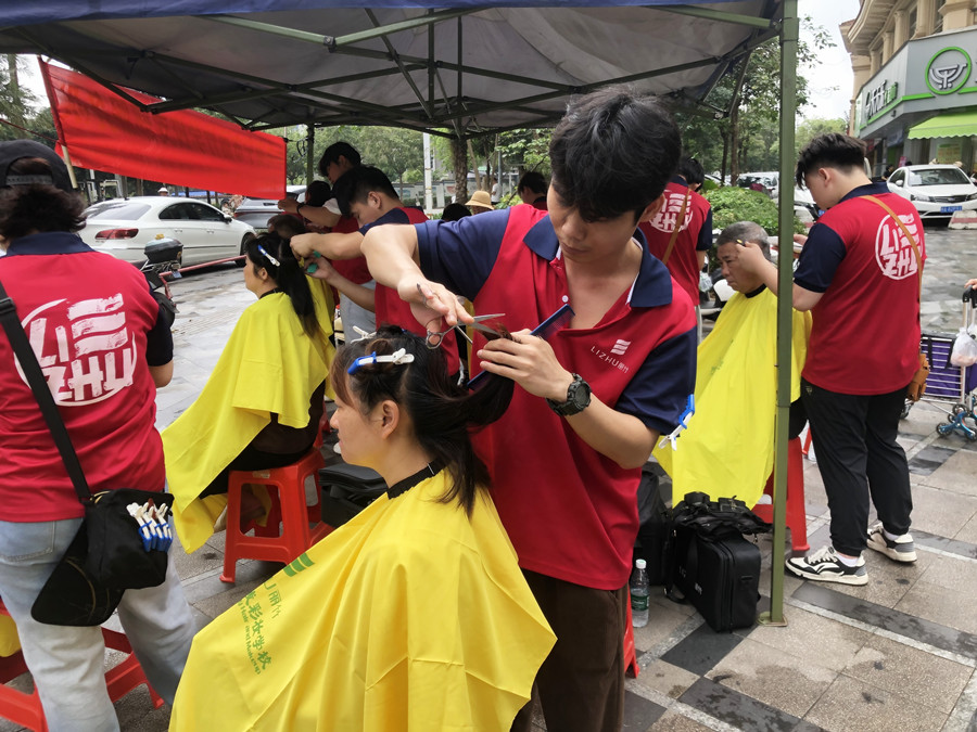 南寧美發(fā)學(xué)志愿者美發(fā)社區(qū)愛心義剪