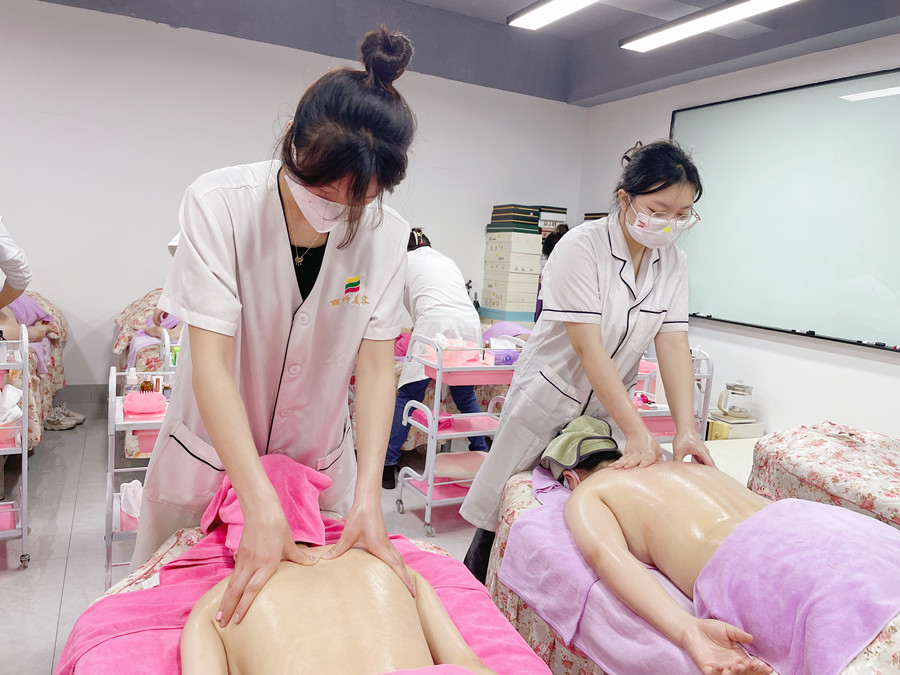 推背時如何發(fā)力？南寧美容美體教程