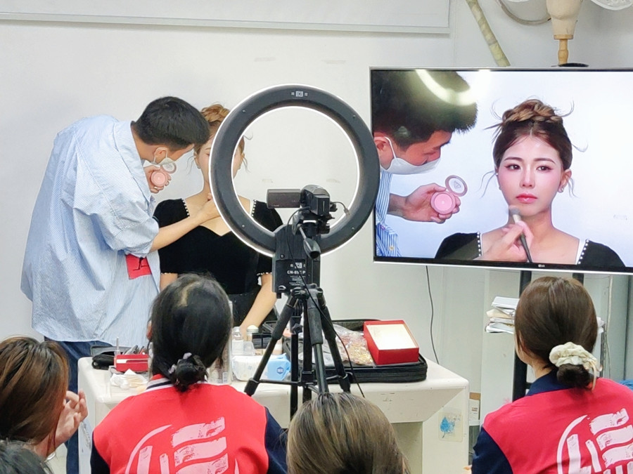 如何畫好千金妝？南寧學(xué)化妝到哪去？