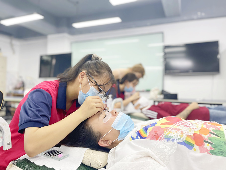 如何成為高價(jià)美睫師？南寧美睫學(xué)校排行分享技巧