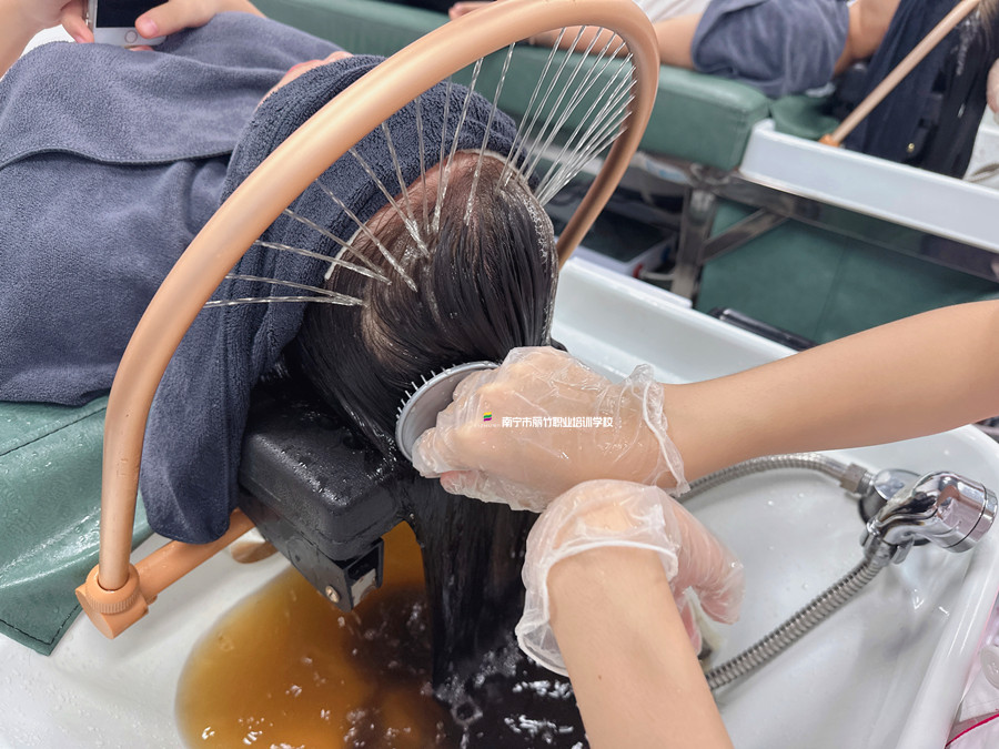 艾葉煮水洗頭好處？廣西頭療養(yǎng)發(fā)學(xué)校講解