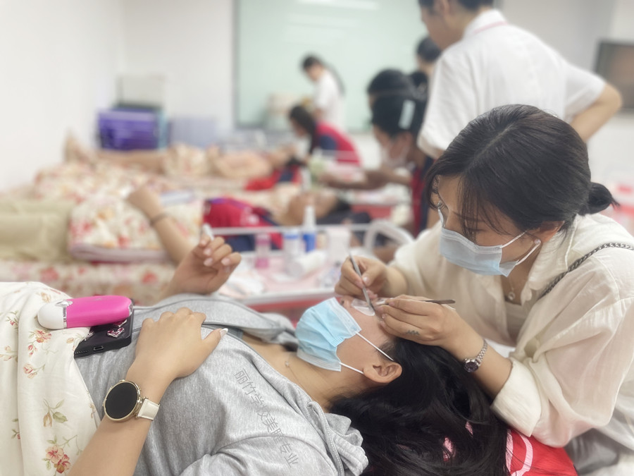 嫁接美睫后如何修補(bǔ)？南寧美睫教學(xué)