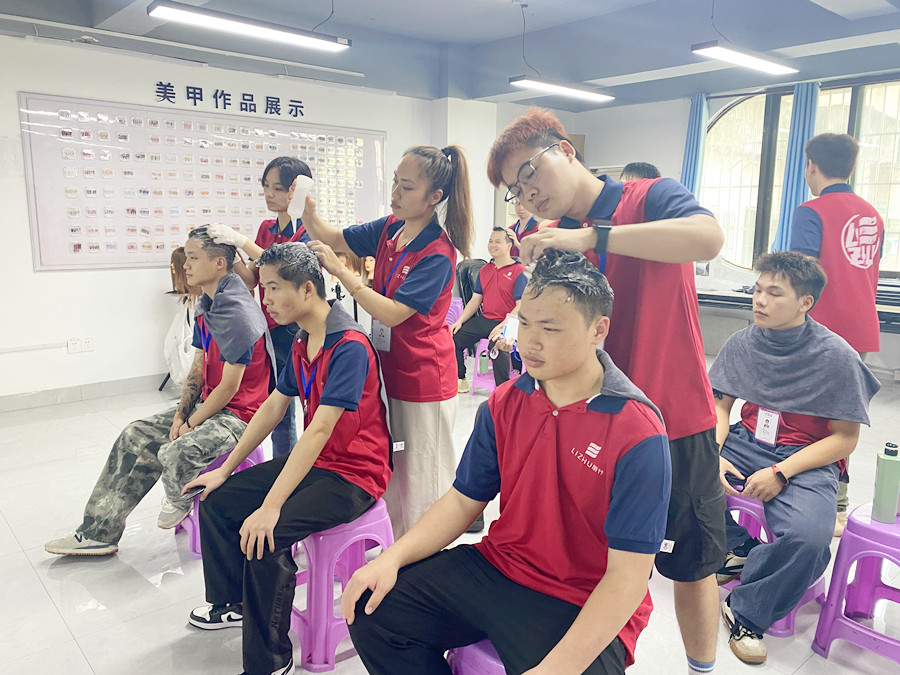 廣西美發(fā)洗護培訓(xùn)學(xué)員真人操作練習(xí)