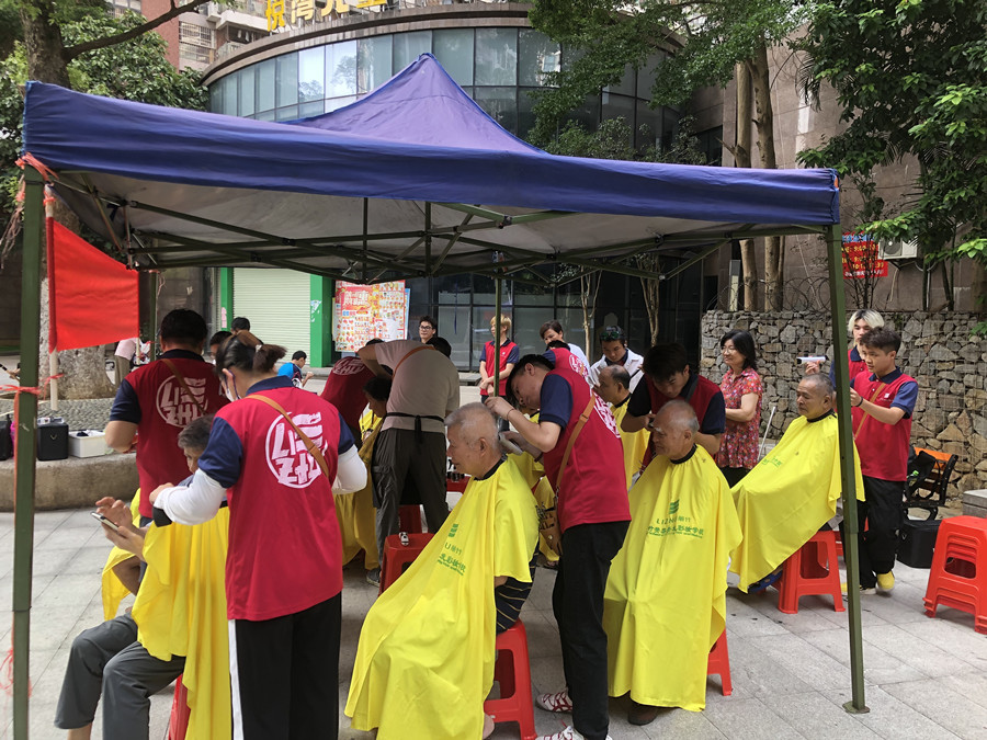 廣西美發(fā)職業(yè)學(xué)校開展“學(xué)雷鋒”免費理發(fā)活動。