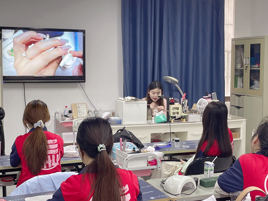 廣西學(xué)美甲有前途嗎？廣西美甲行業(yè)的前景如何？