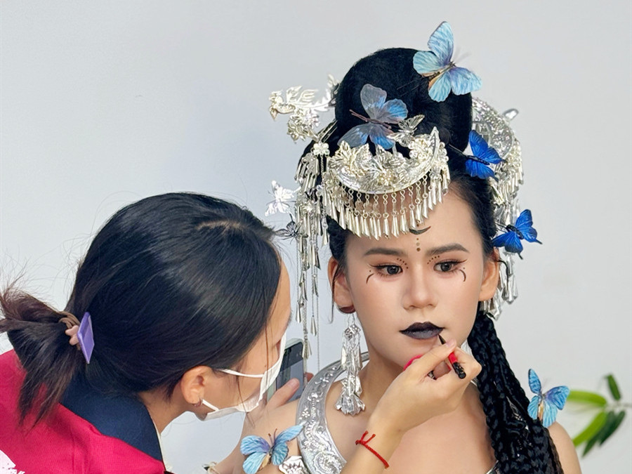 苗疆寫真造型，學(xué)化妝寫真南寧市