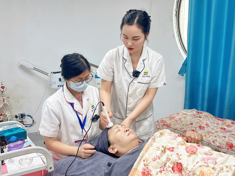 定期深層清潔面部肌膚的好處，廣西美容護(hù)膚學(xué)習(xí)