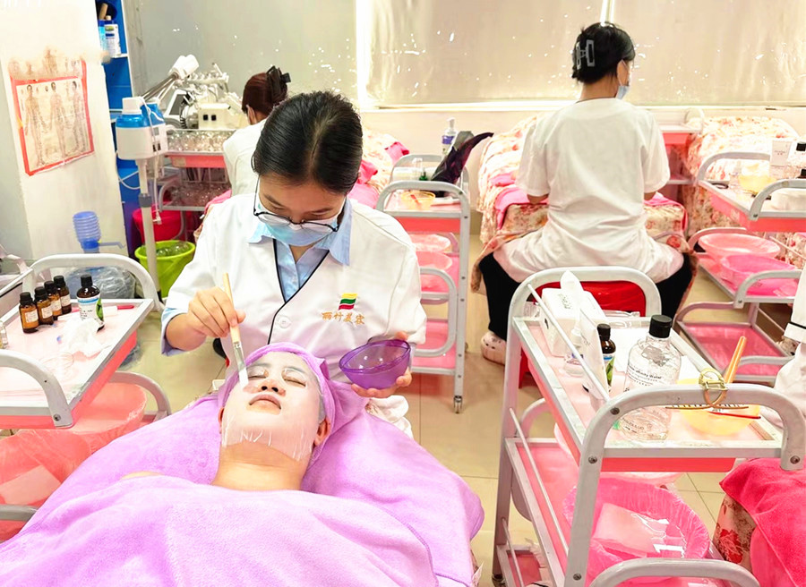 夏季補(bǔ)水的重要性，南寧美容護(hù)膚養(yǎng)顏學(xué)校分享