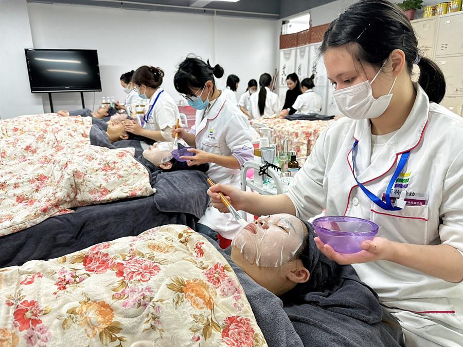 水膜的核心作用是什么？南寧美容培訓(xùn)機(jī)構(gòu)