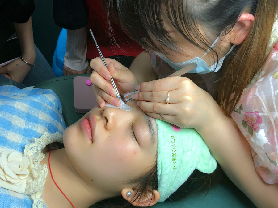 美睫師拿鑷子的標(biāo)準(zhǔn)，美睫教學(xué)零基礎(chǔ)