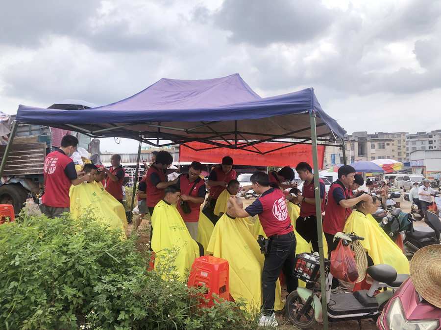 南寧美發(fā)男士精剪造型班外出義剪，大受歡迎