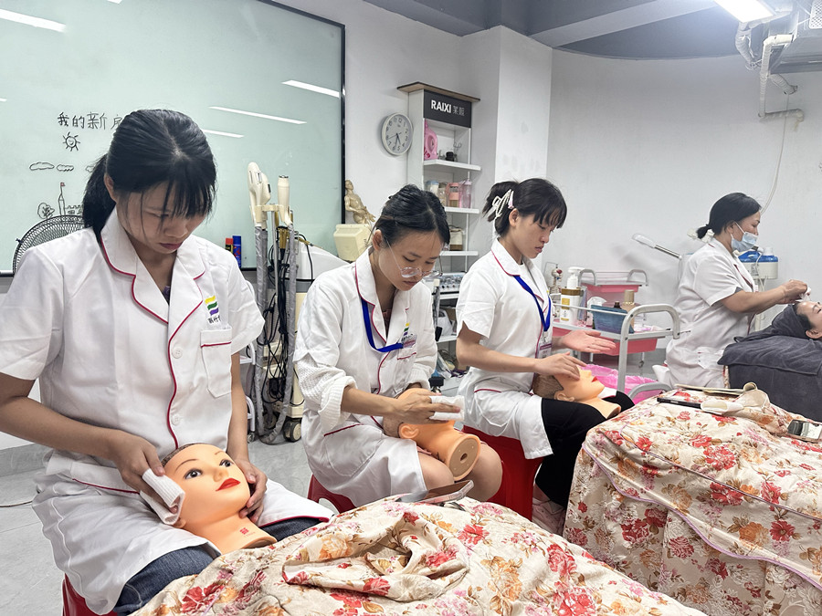 美容新手用假頭模練習(xí)的好處，學(xué)美容0基礎(chǔ)