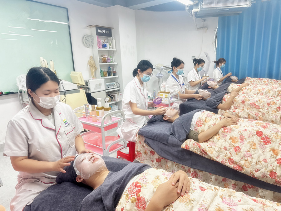 面部護理實操課堂練習，南寧美容護膚實訓