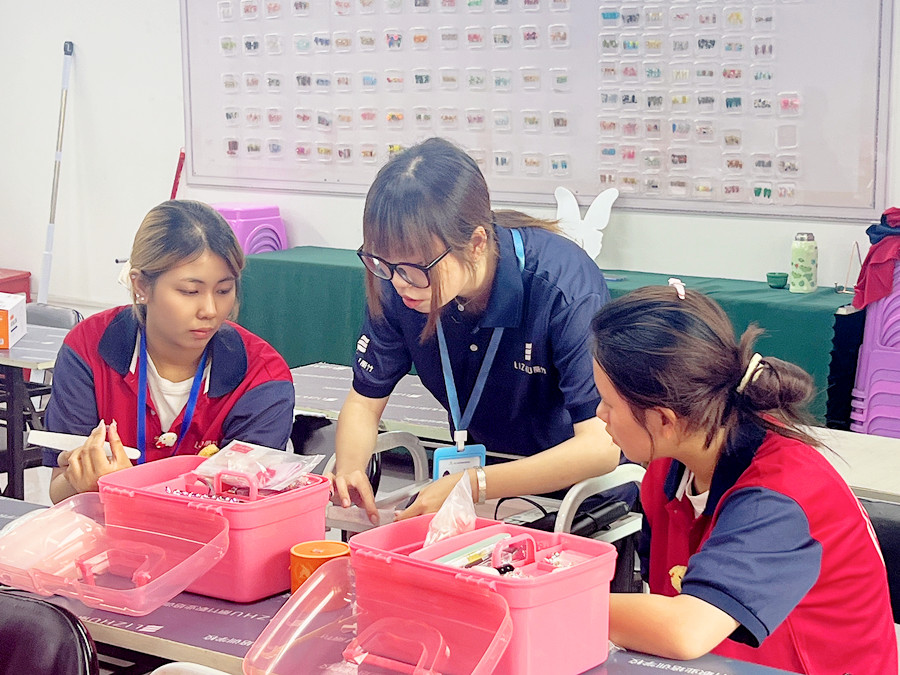 南寧美甲基礎班的課堂練習