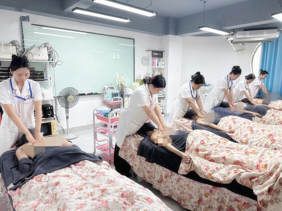 零基礎背部按摩實操課，廣西美容課堂隨拍