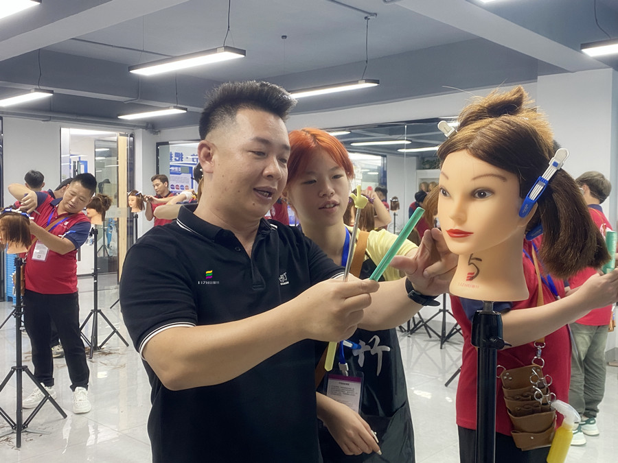 南寧美發(fā)女士精剪學(xué)員操作，南寧美發(fā)訓(xùn)練