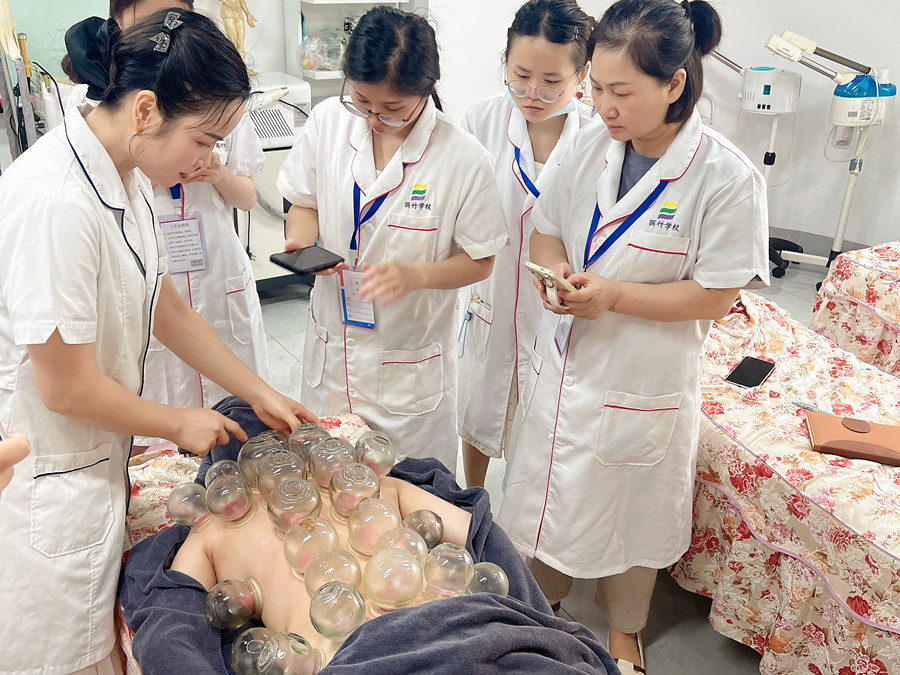 廣西美容真人實(shí)操，解鎖背部拔罐新技能