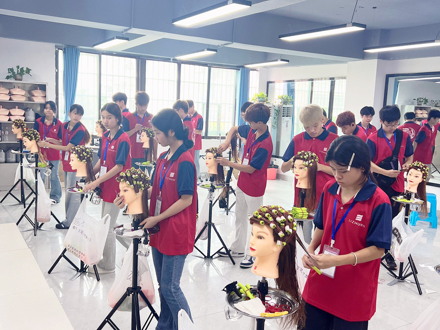 廣西燙染技師班練習(xí)標(biāo)準(zhǔn)杠課堂花絮