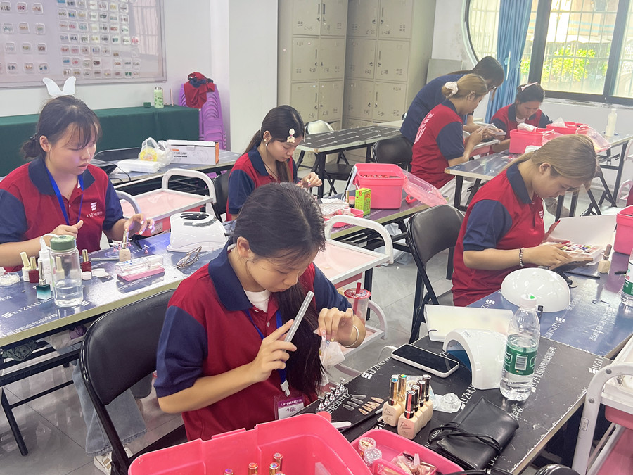 新手打磨甲片的技巧，南寧美甲訓(xùn)練