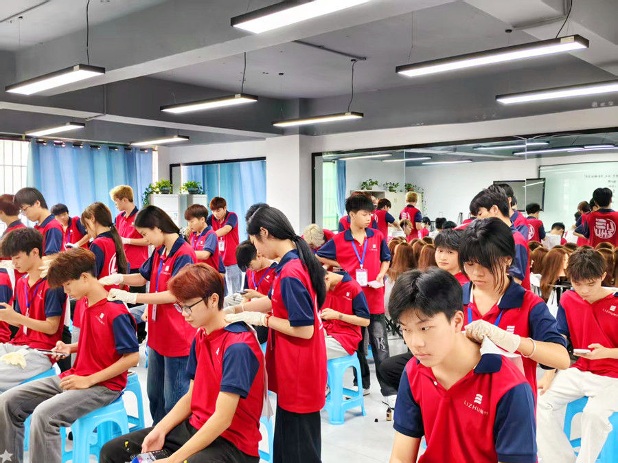 美發(fā)洗護(hù)精油按摩肩頸的好處，廣西洗護(hù)專(zhuān)業(yè)學(xué)校講解