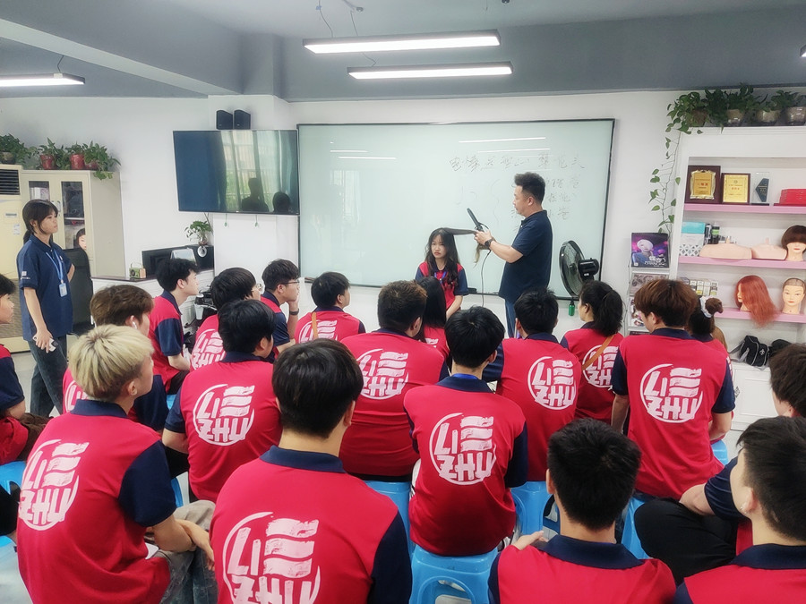 通用燙發(fā)后打理技巧，廣西燙染專業(yè)學(xué)校分享