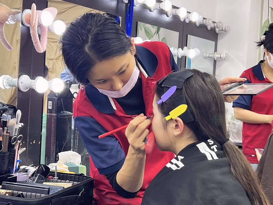 廣西彩妝實(shí)操，記錄同學(xué)們的每次努力