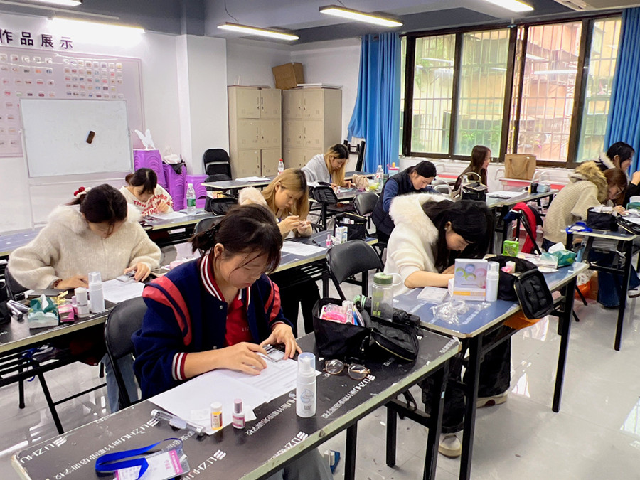 學(xué)美甲零基礎(chǔ)，南寧美甲美睫學(xué)校