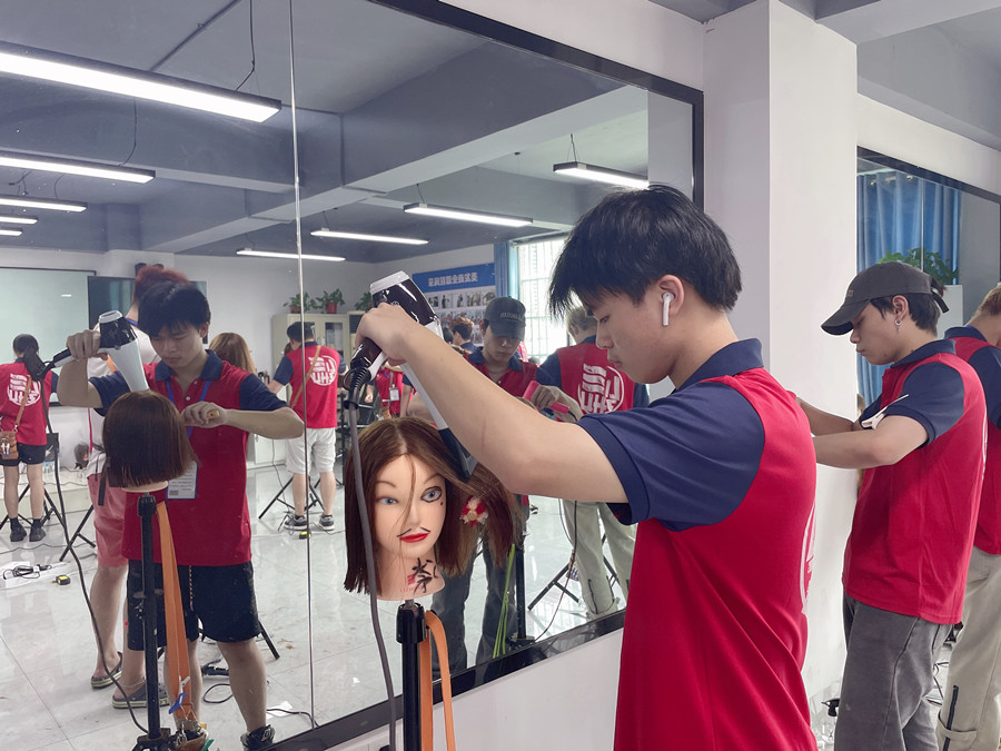 洗完頭應不應該包頭發(fā)？廣西美發(fā)教學