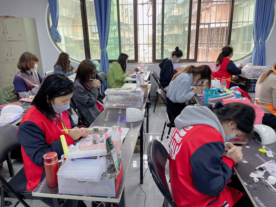 廣西美甲課堂練習(xí)：學(xué)美甲從零開(kāi)始