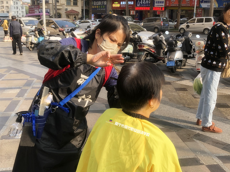 南寧剪發(fā)培訓：新手如何挑選美發(fā)剪刀？