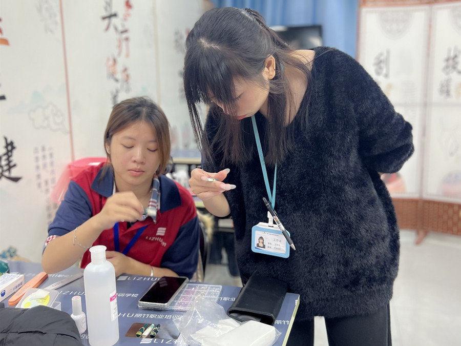 輕奢綠色貓眼美甲，南寧專(zhuān)業(yè)美甲學(xué)校學(xué)員作品