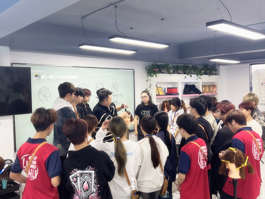 新手學(xué)女士精剪的誤區(qū)，南寧學(xué)發(fā)型