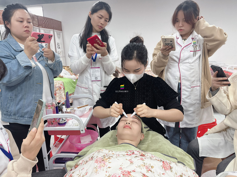 額頭撥筋的注意事項，廣西美容護膚課件講解