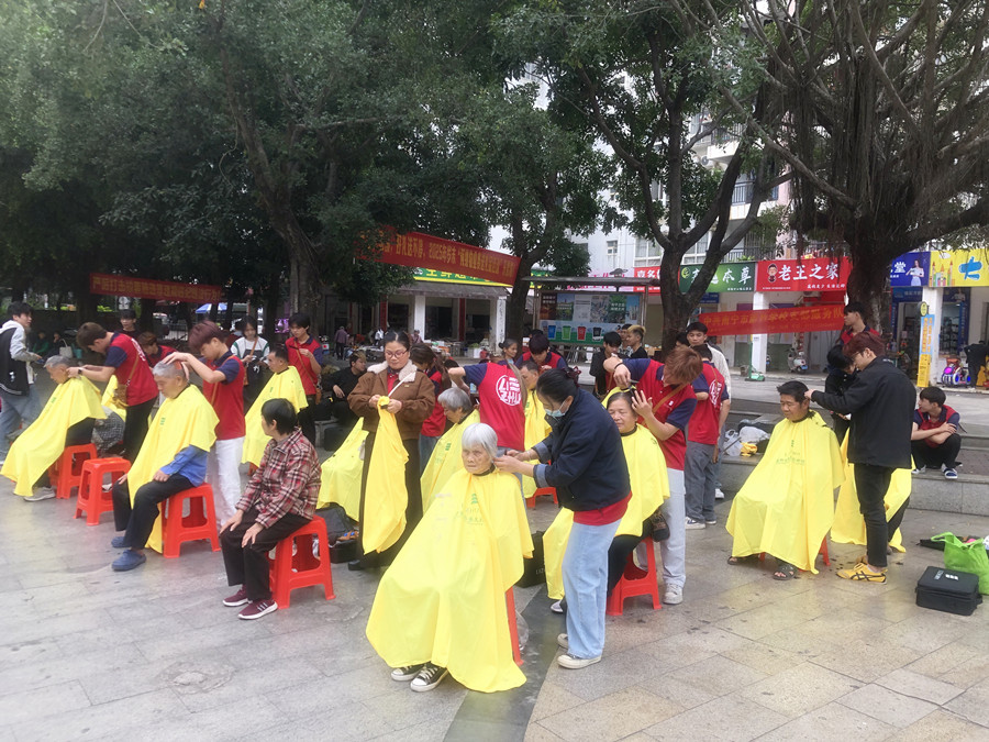 南寧美發(fā)學(xué)校外出實踐活動，檢驗學(xué)員技術(shù)能力