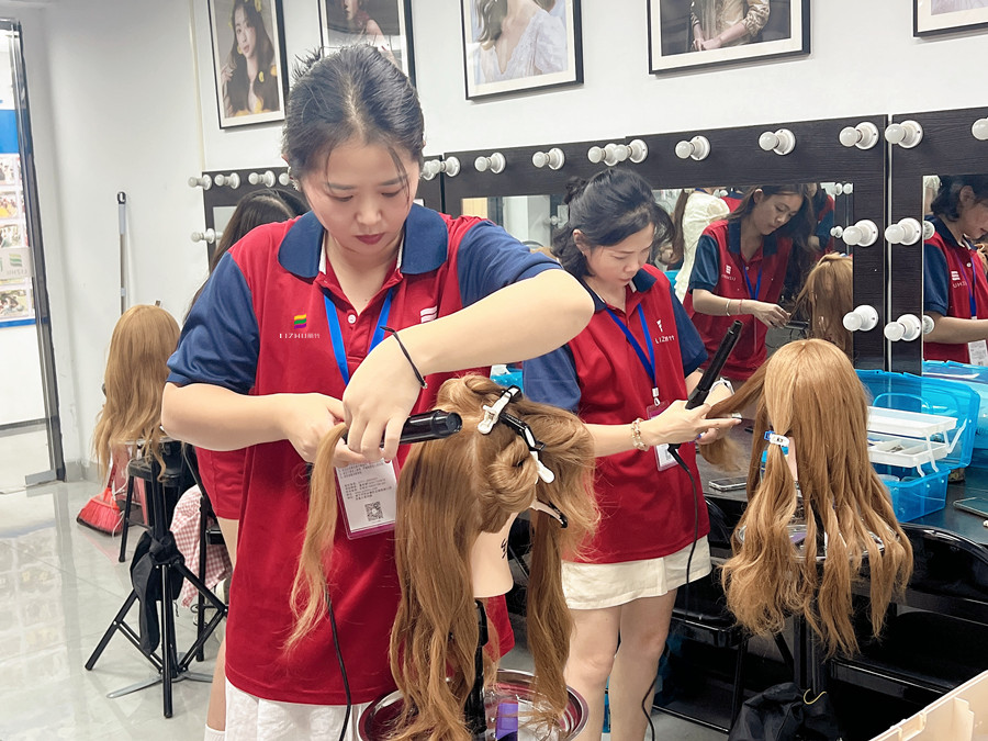 卷發(fā)護(hù)理技巧，廣西燙染技術(shù)學(xué)校課程