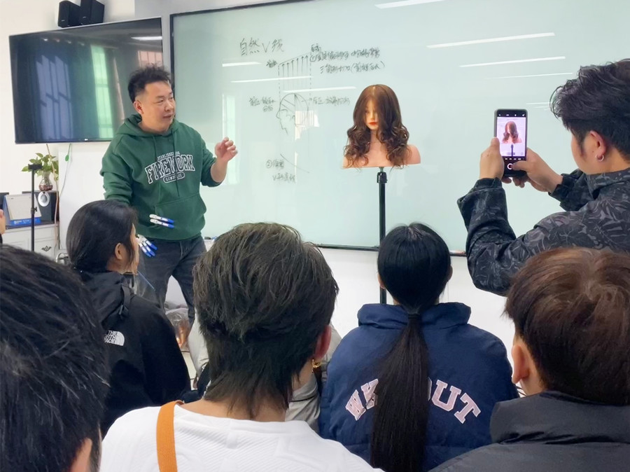 自然V線修剪手法，從零開始學(xué)美發(fā)