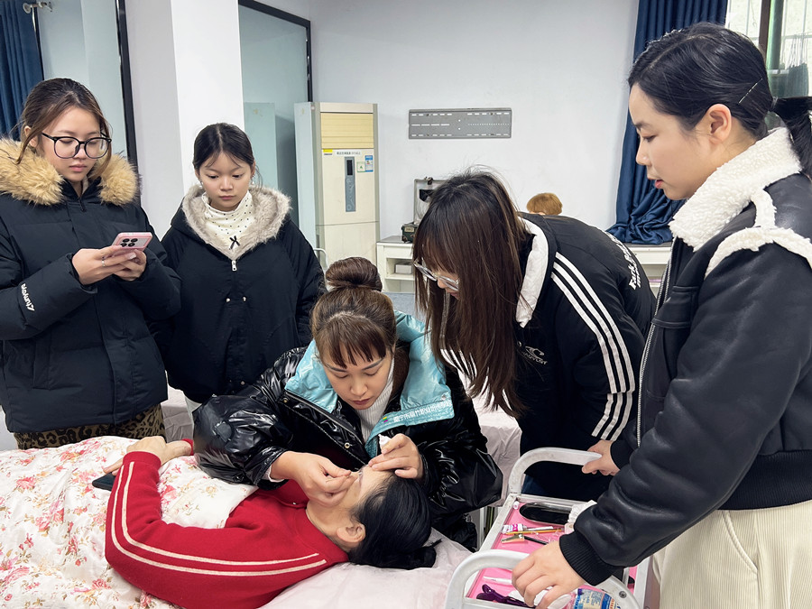 在南寧學(xué)紋繡，解鎖美業(yè)新技能